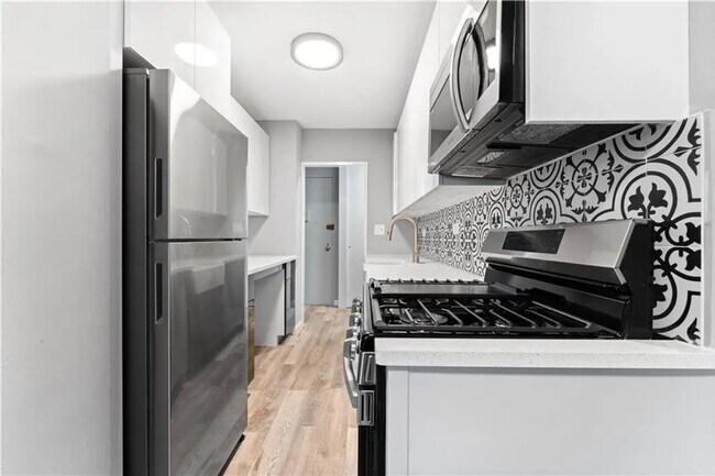 Building Photo - Spacious 1 bedroom 1 bathroom