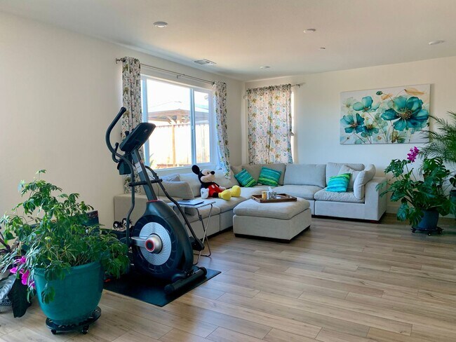 Foto del edificio - 4 Bedroom Home in Hollister with 3 Full Bathrooms and Central A/C