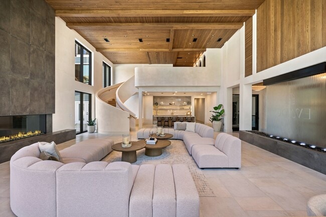 Building Photo - Evado