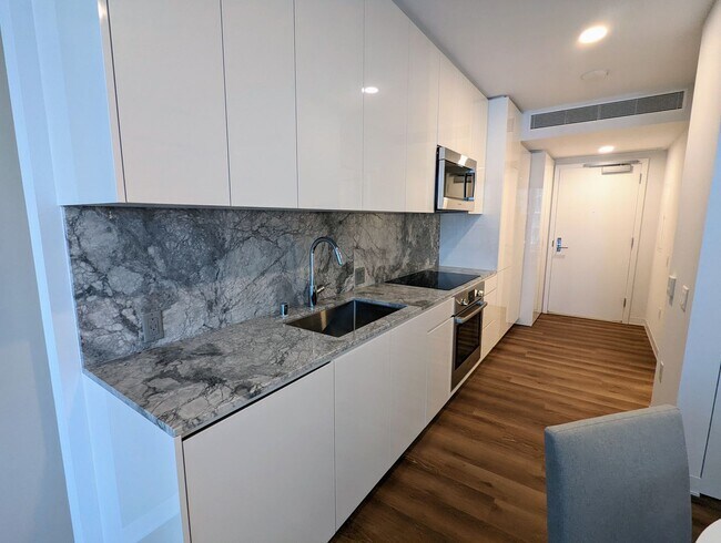 Foto del edificio - Fully Furnished Ocean View luxurious Studio with 1-Parking and storage at 'A'ali'i