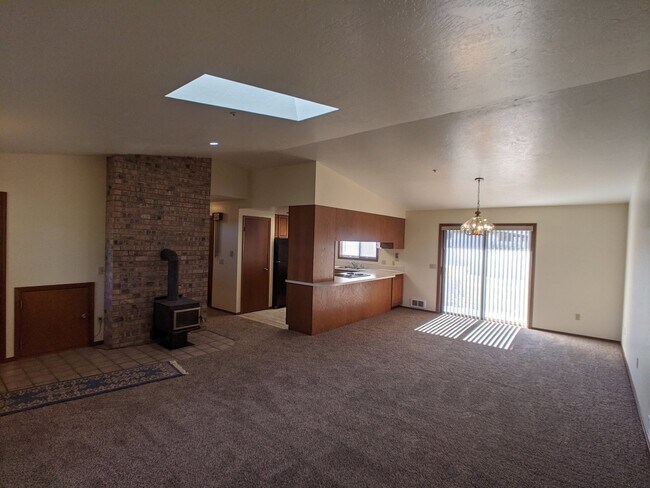 Building Photo - 2 bed 2 bath, 2-car garage, 1940 sq. ft. i...