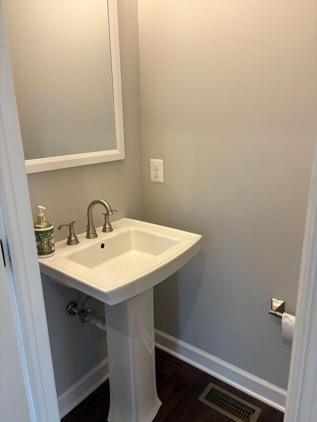 Building Photo - Beautiful Home Conveniently Located in Alexandria w/ Lower Level Suite