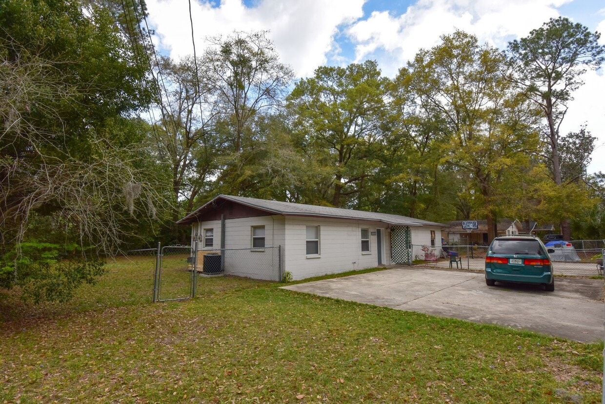 Primary Photo - Very nice 2 bedroom 1 bath duplex!