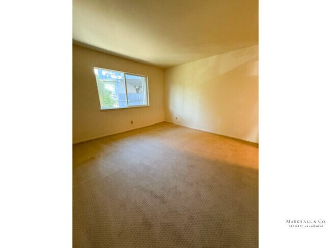 Foto del edificio - TIBURON! 2BR/2BA GROUND LEVEL UNIT WITH BE...