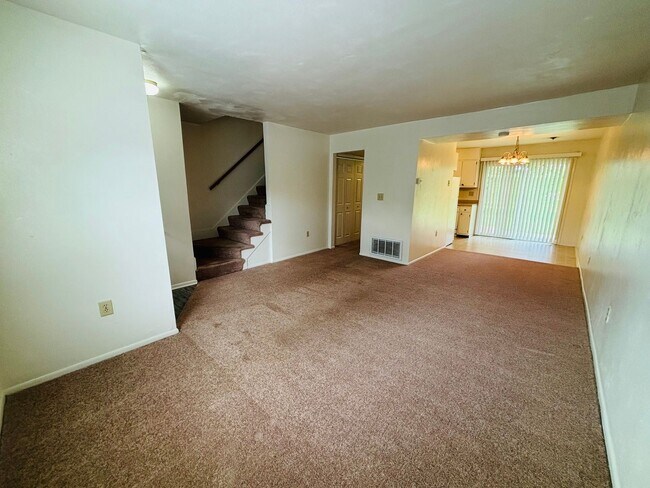 Building Photo - 2 Bedroom, 1.5 Bath Townhouse