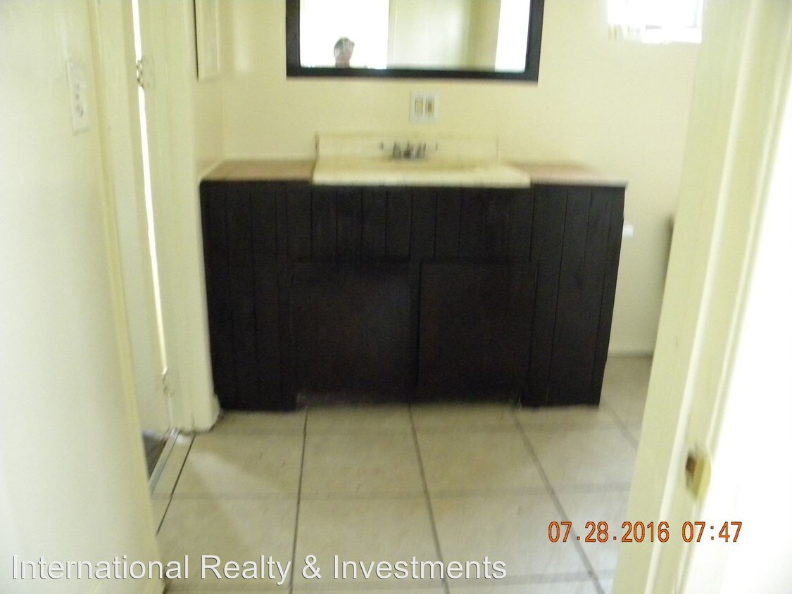 Foto del edificio - 1451 1/2 W 101st St