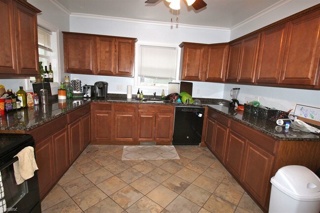 Building Photo - 7 br, 4 bath House - 718 Arbor St