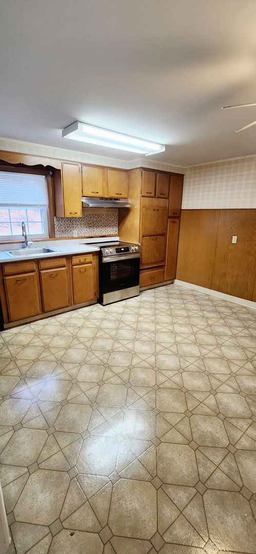 Building Photo - 227 Main 227