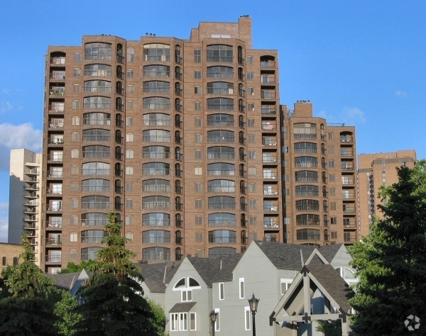 Building Photo - Loring Green West