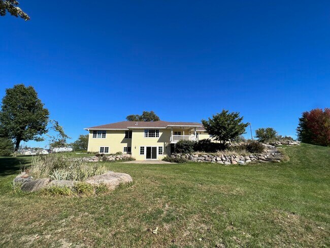 Building Photo - 1551 Valley W Dr
