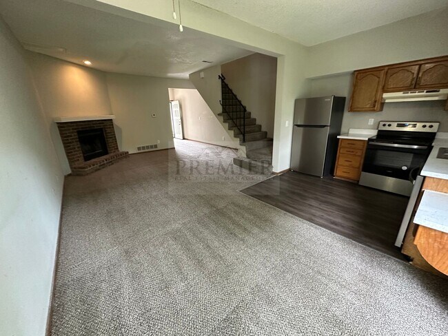 Foto del edificio - Spacious 2 bd/1.5 bath TH -Ready to call h...