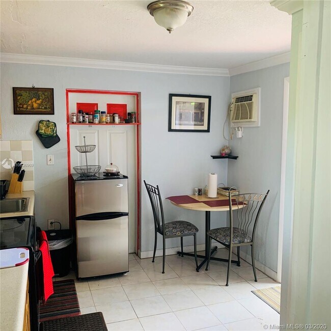 Foto del edificio - 1145 NE 135th St