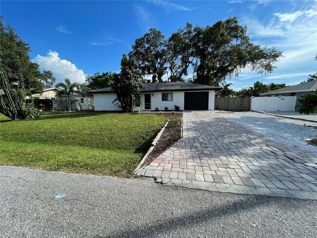Foto del edificio - 547 Hobart Rd