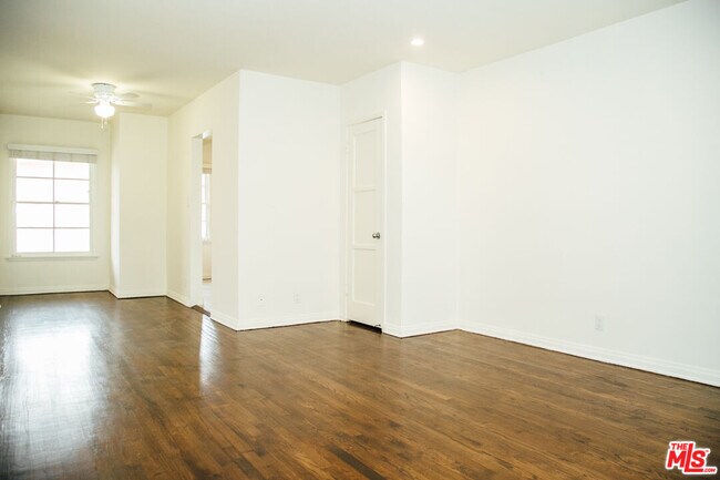 Foto del edificio - 521 Hollister Ave