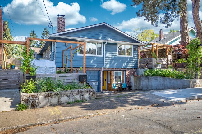 Front of Building - 4817 SE Salmon St