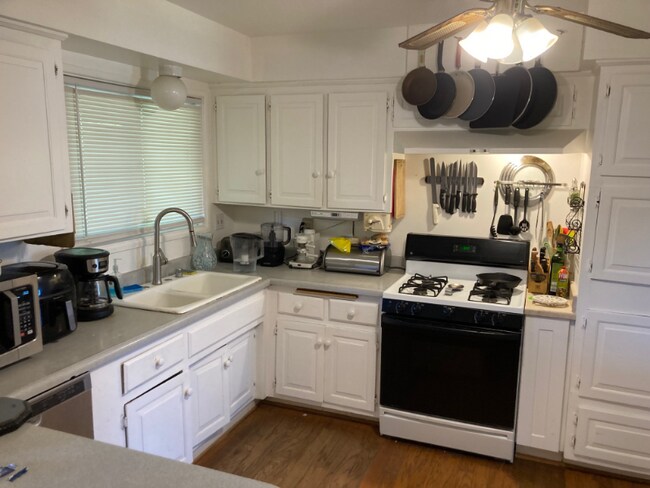 Foto del edificio - 8831 Debra Ave