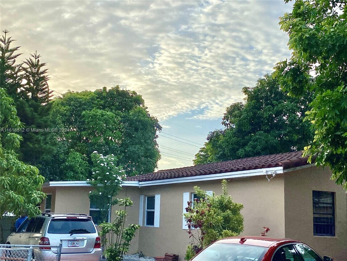 Foto principal - 691 NW 187th St