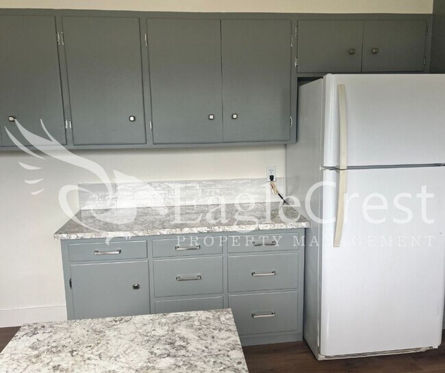 Building Photo - Charming 3 Bedroom, 1 Bath House with Fenc...