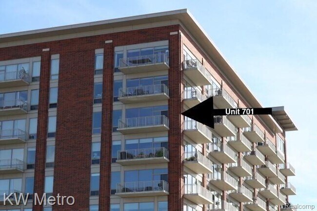 Building Photo - 350 N Main St