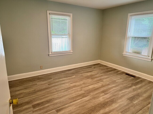 Building Photo - Charming 2BR/1BA Duplex at 2500 Stokes Ave...