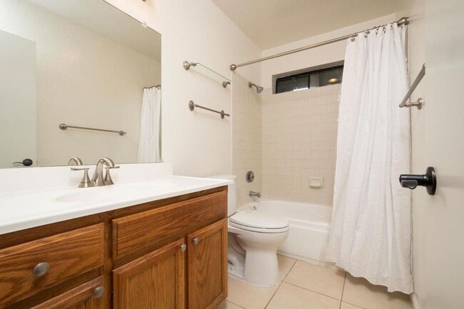 Building Photo - Spectacular Upper unit Condo