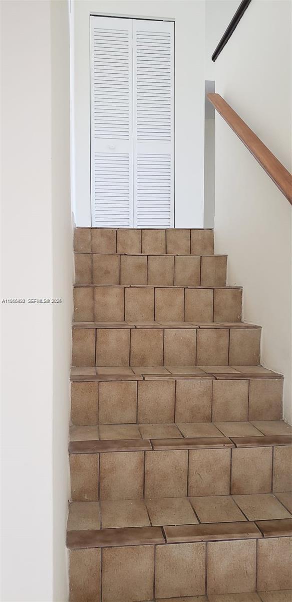 Building Photo - 10221 Fontainebleau Blvd