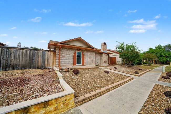 Foto del edificio - Charming 3-bed, 2-bath home in Universal C...