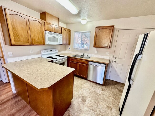 Building Photo - 6916 N Normandie St