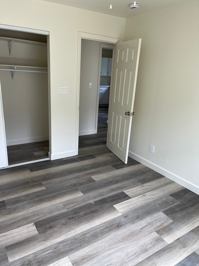 1st bedroom - 432 W Raymond St