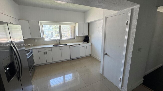 Foto del edificio - 8140 Crespi Blvd