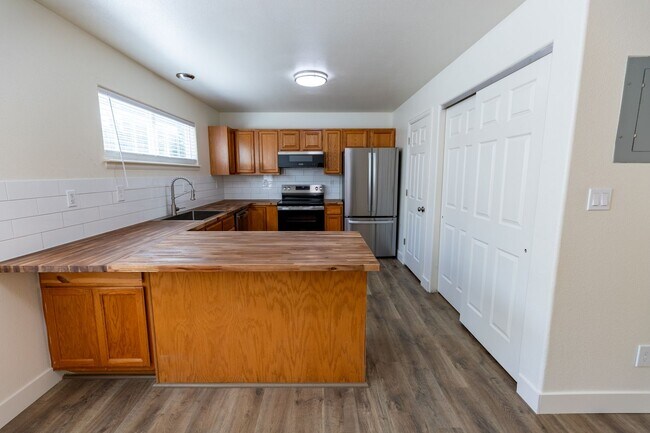 Foto del edificio - 1240 Bunting Ave