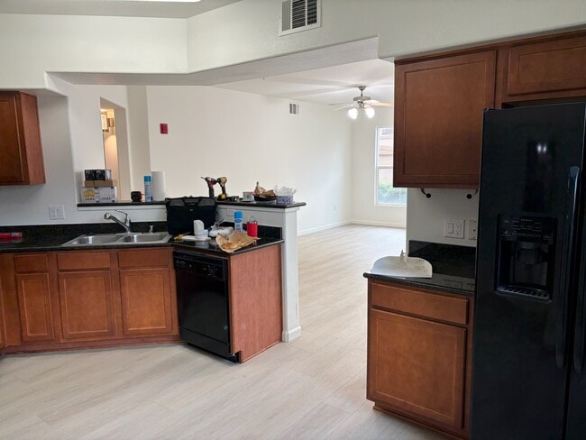 Foto del edificio - 5350 Dunlay Dr