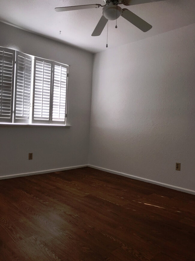 Building Photo - 941