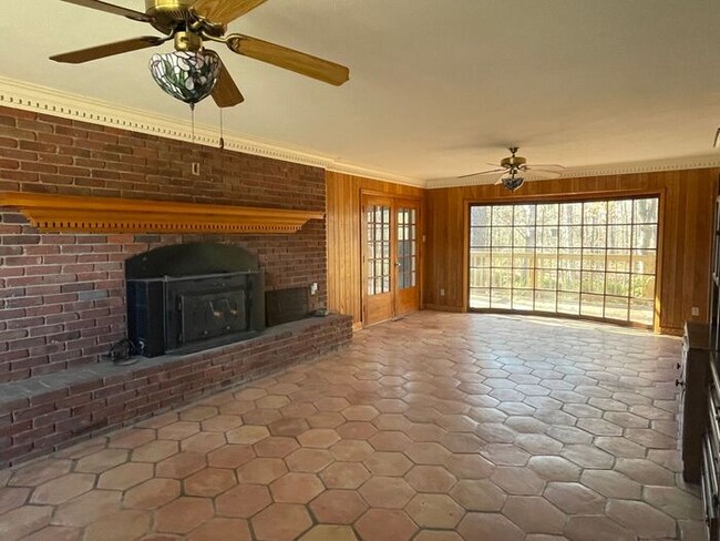 Foto del edificio - Salisbury - Large Brick Two Story Home, LR...