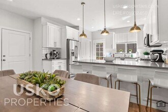 Building Photo - 5965 Hilltop Dr