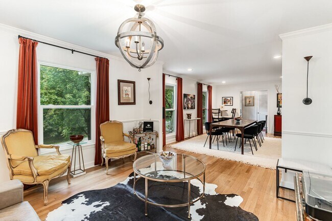 Foto del edificio - 5817 Fredericksburg Drive – Forest Hills |...