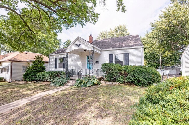 Foto del edificio - 3BR Cottage with Large Backyard, Garage and a Basement!