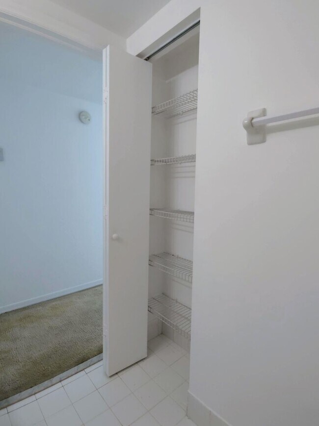 Foto del edificio - Modern 1BR/1BA Condo with Stainless Steel Appliances – Downtown Miami