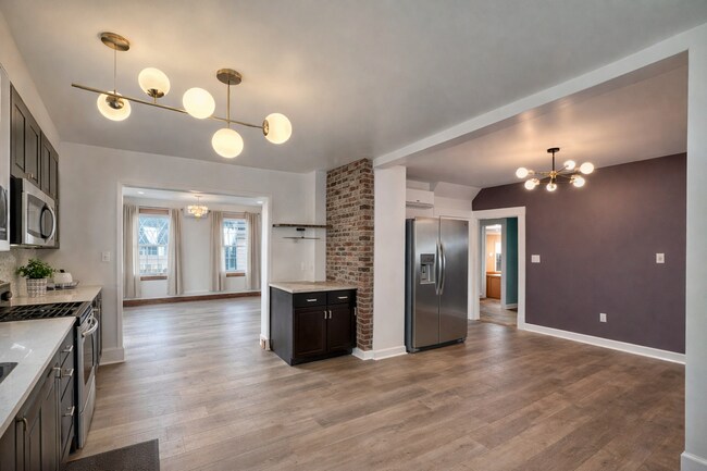 Foto del edificio - Spacious Single-Family Home w/Sunroom partially finished basment| Pet Friendly | Shaler