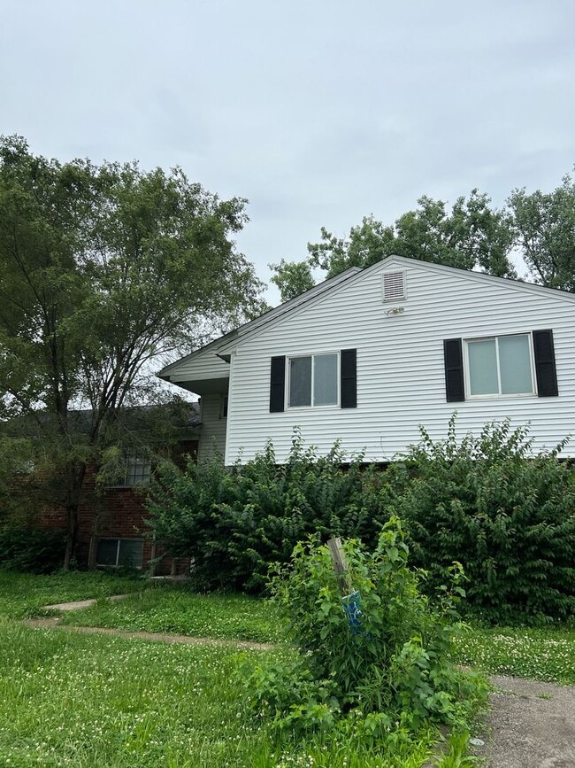 Building Photo - 6028 Laurel Hall Dr