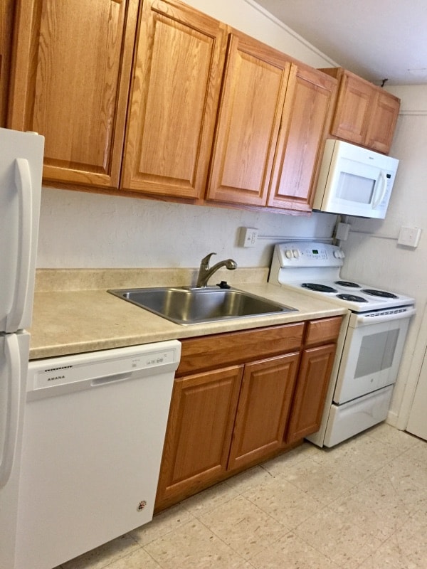 Kitchen - 451 Kennedy Ave Apartments