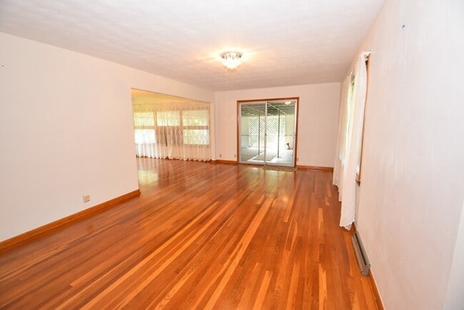 Building Photo - Beautiful 3 Bedroom Home over Looking Lake Chapin