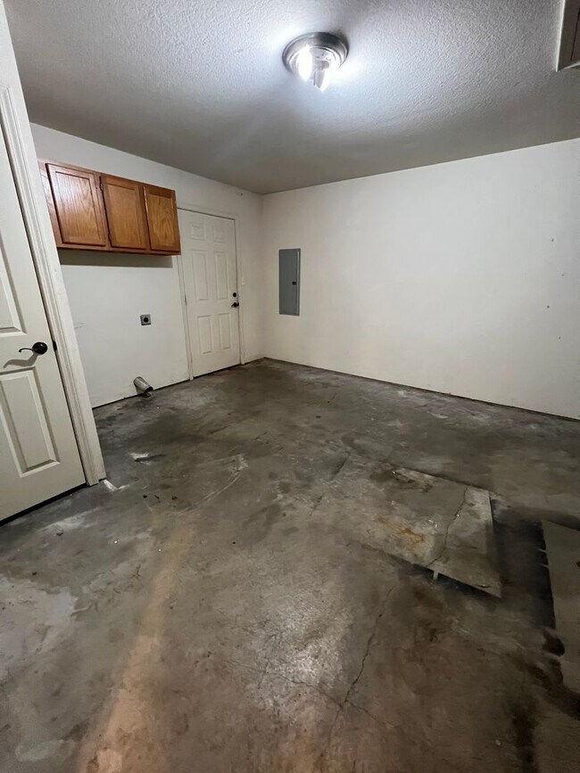 Foto del edificio - 3 Bed, 2 Bath, 1058 SQ FT, 1 Car Garage