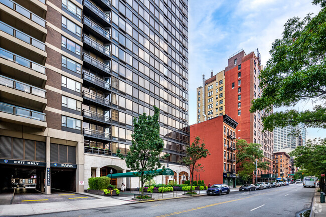 Exterior Building View: 414-418 E 59th St - Manhattan NY - Grand Sutton