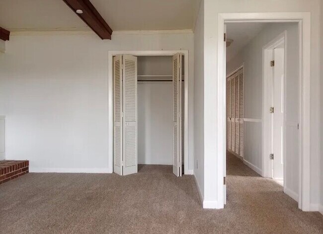 Building Photo - 5 Bedroom 2 Bath