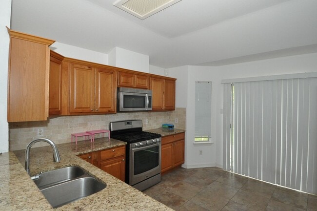 Building Photo - Great Location! All appliances included!
