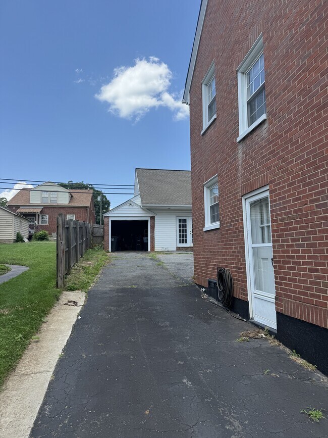 Foto del edificio - 310 Yeardley Ave