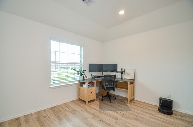 Foto del edificio - 1105 Breech Dr