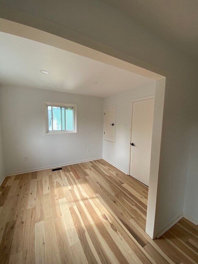 Building Photo - 625 King St W