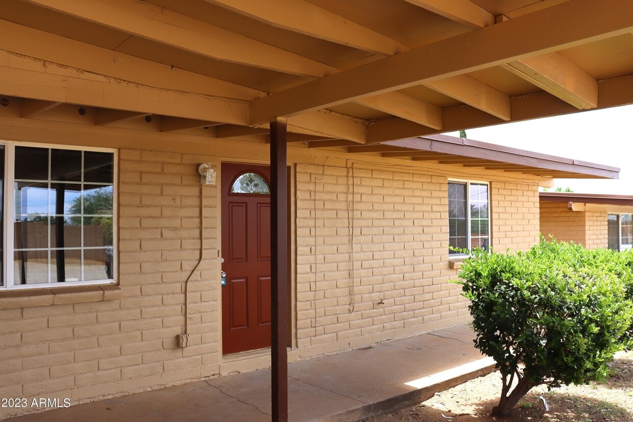 Primary Photo - 1052 Chaparral Cir